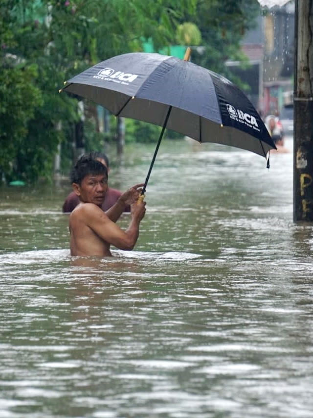 Pejalan kaki melintas di tengah banjir, di Jl Perindustrian, Jakarta Timur, Rabu (1/1/2020). Foto: Irfan Adi Saputra/kumparan