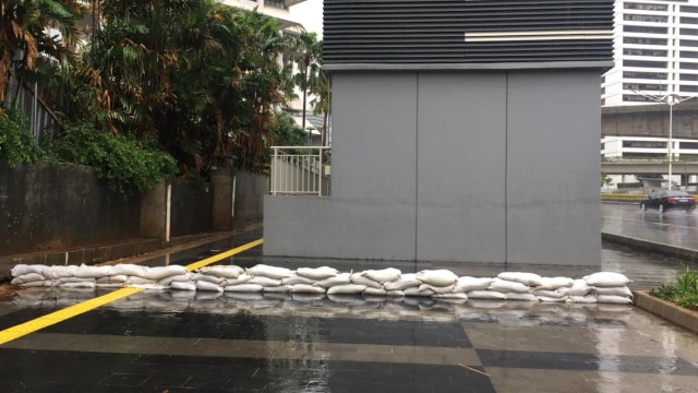 Tanggul di sekitar Stasiun MRT Bendungan Hilir , Jakarta, untuk cegah banjir. Foto: Darin Atiandina/kumparan