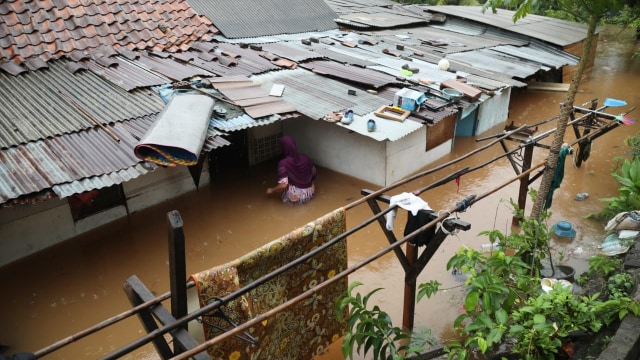 Sejumlah rumah warga terendam banjir di Jalan Daksa Piun, Jakarta Selatan, Rabu (1/1/2020). Foto: Fanny Kusumawardhani/kumparan