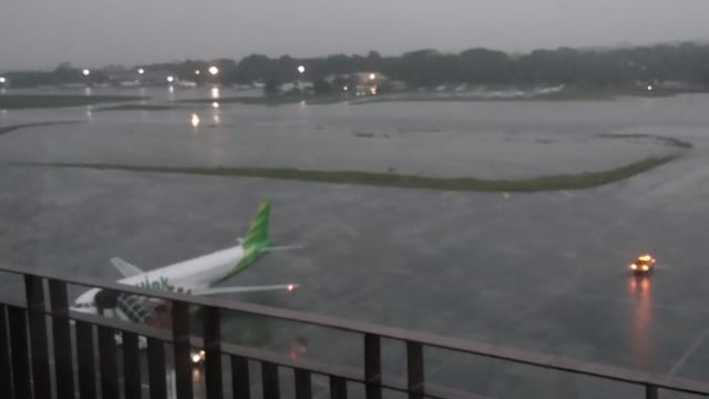 Runway Bandara halim kebanjiran pada 1 Januari 2020. Foto: Dok. Puspen TNI AU
