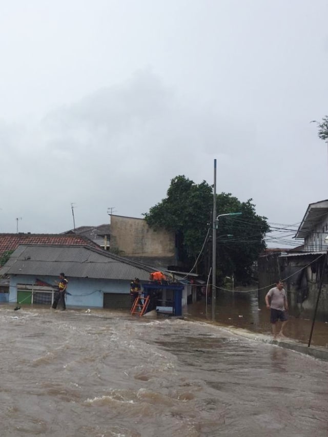 Petugas siapkan jalur evakuasi bagi warga Kampung Margamulya yang terjebak banjir. Foto: Lutfan Darmawan/kumparan