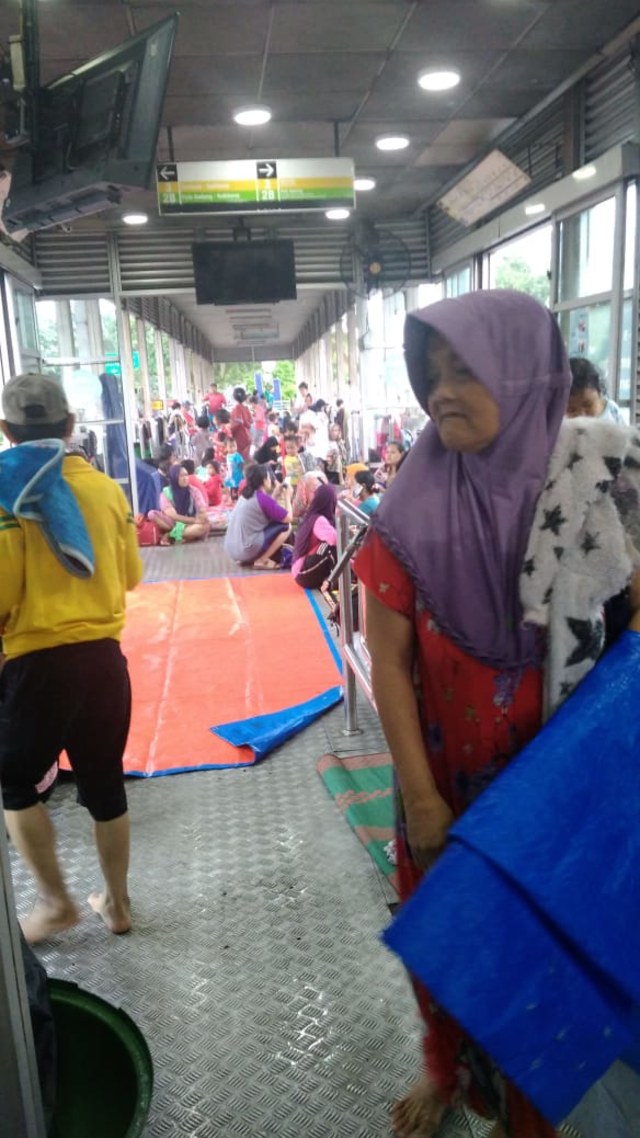 Sejumlah warga mengungsi di Halte transjakarta Jembatan Baru. Foto: Dok. TransJakarta