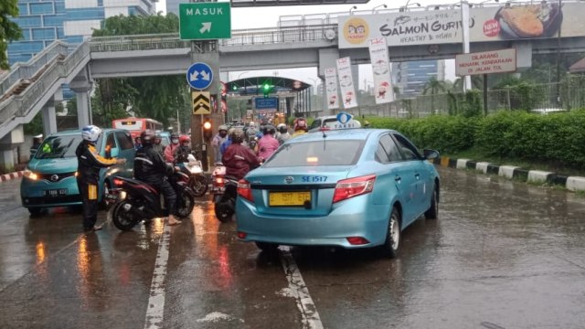 Genangan di Jalan TB Simatupang, Jakarta, arus lalu lintas dialihkan. Foto: Dok. Dishub Jaksel