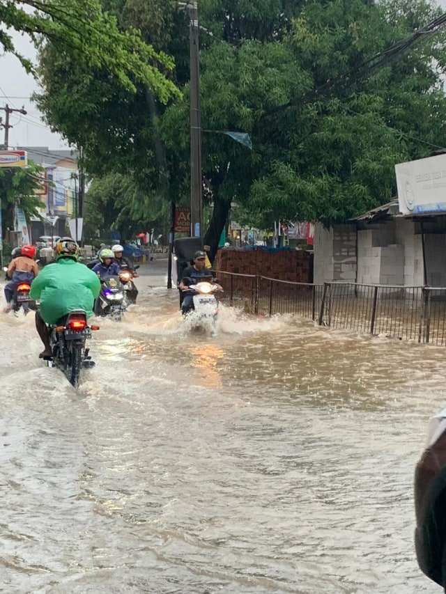 Banjir yang melanda daerah Jakarta dan Bekasi. Foto: Gesit Prayogi