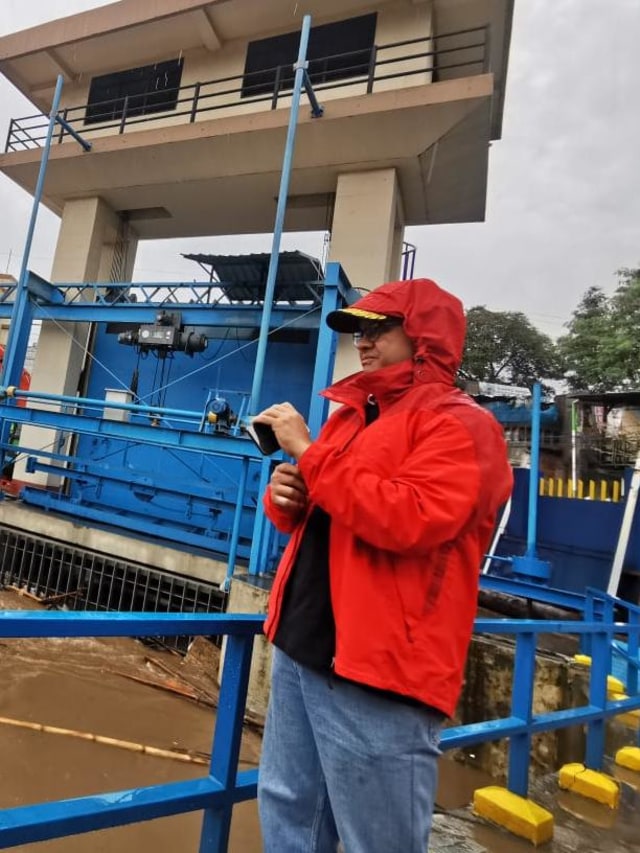 Gubernur DKI Anies Baswedan di Pintu Air Manggari, Jakarta, Rabu (1/1/2020). Foto: Dok. Istimewa