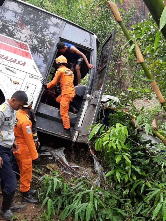 Petugas mengevakuasi korban Bus Primajasa jurusan Garut-Bekasi yang kecelakaan di Nagreg, Jawa Barat. Foto: Dok. Istimewa