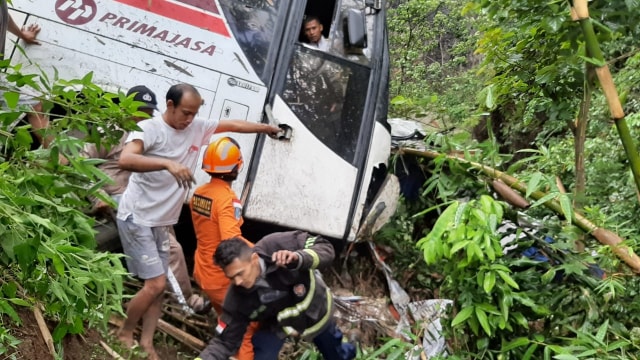 Bus Primajasa kecelakaan di Nagreg