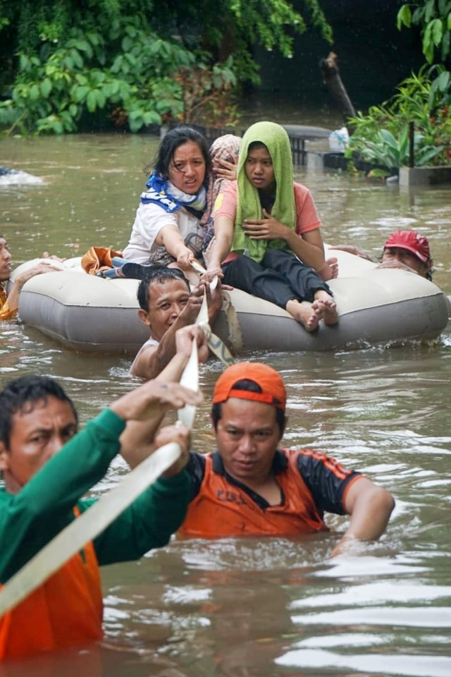 Petugas bersama warga mengevakuasi warga yang membawa balita di Jl Perindustrian, Jakarta Timur, Rabu (1/1/2020). Foto: Irfan Adi Saputra/kumparan