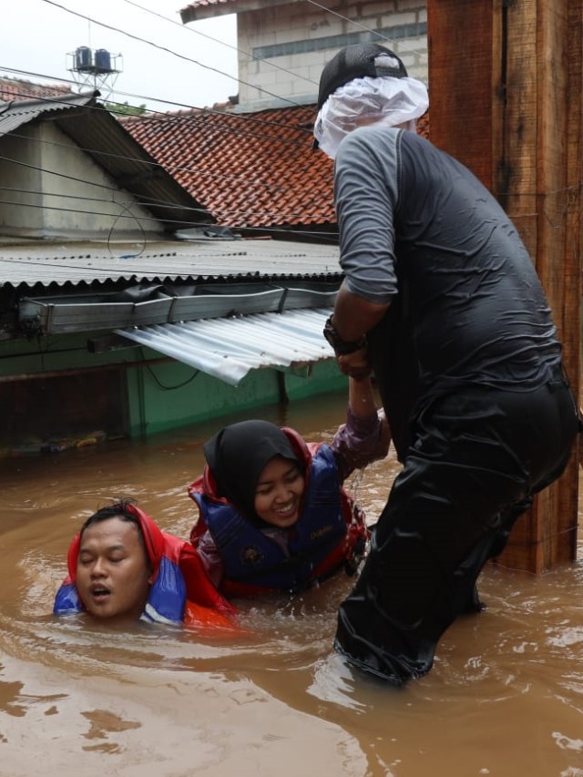 Evakuasi warga yang terendam banjir di Kemang Selatan X, Jakarta Sleatan, Rabu (1/1/2020). Foto: Fanny Kusumawardhani/kumparan