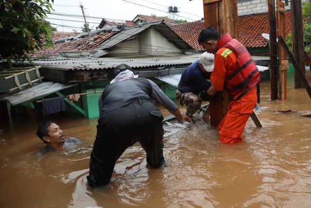 Evakuasi warga yang terendam banjir di Kemang Selatan X, Jakarta Sleatan, Rabu (1/1/2020). Foto: Fanny Kusumawardhani/kumparan