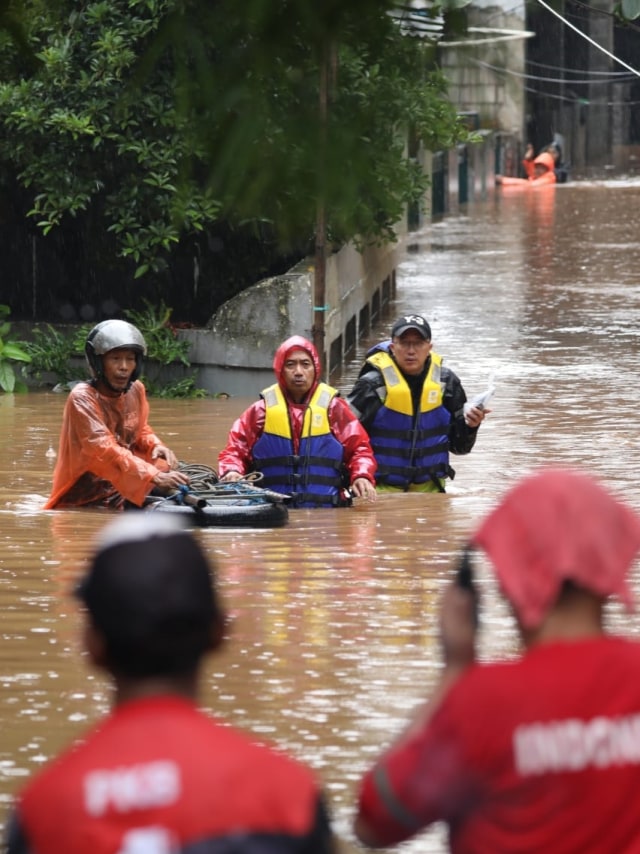 Evakuasi warga yang terendam banjir di Kemang Selatan X, Jakarta Sleatan, Rabu (1/1/2020). Foto: Fanny Kusumawardhani/kumparan