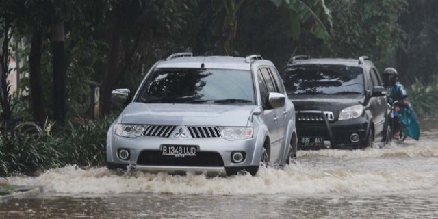 Sejumlah mobil coba lewati banjir Foto: dok. Istimewa