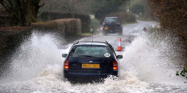 Ilustrasi mobil terjang banjir Foto: dok. Istimewa