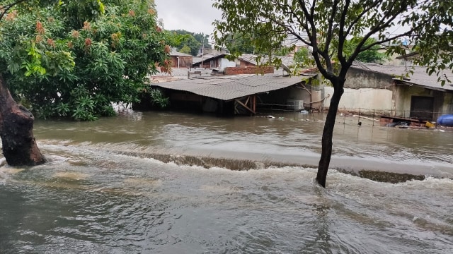 Banjir di Jalan Panjang Raya, Pos Pengumben, Jakarta Barat, Rabu (1/1/2020). Foto: Abyan Faisal/kumparan