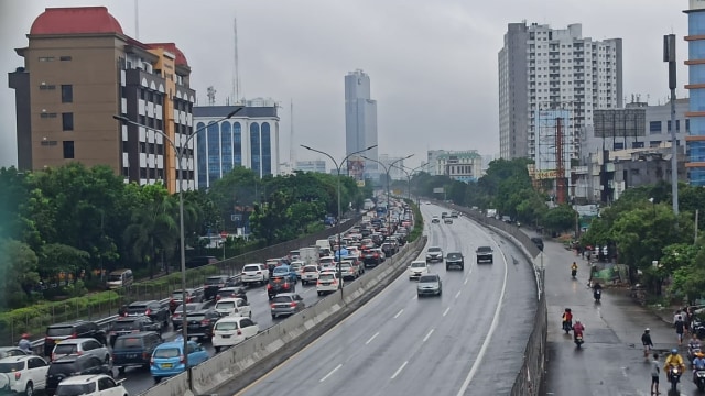 Macet di Tol Jakarta-Tangerang arah Tangerang akibat genangan, Rabu (1/1/2020). Foto: Rafael Ryandika/kumparan