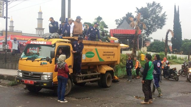 Bupati Bandung Barat Aa Umbara Sutisna Punguti Sampah Pasca Perayaan Tahun Baru di Lembang, Jawa Barat, Rabu (1/1/2020). Foto: Rachmadi Rasyad/kumparan