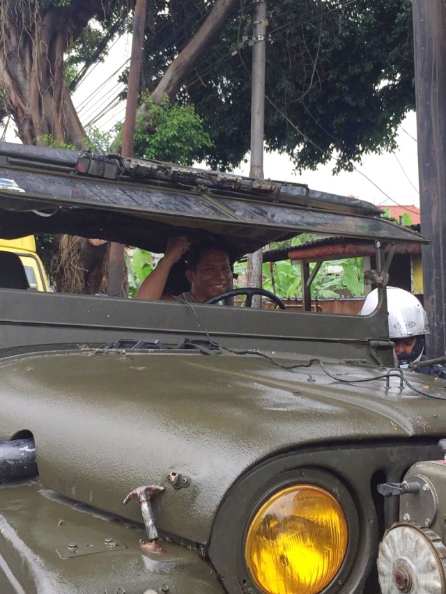 Tomblo dan Jeepnya, bantu evakuasi sejumlah mobil yang terendam banjir di Pertigaan Hek, Kramatjati, Jakarta Timur, Rabu (1/1/2020). Foto: Lutfan Darmawan/kumparan