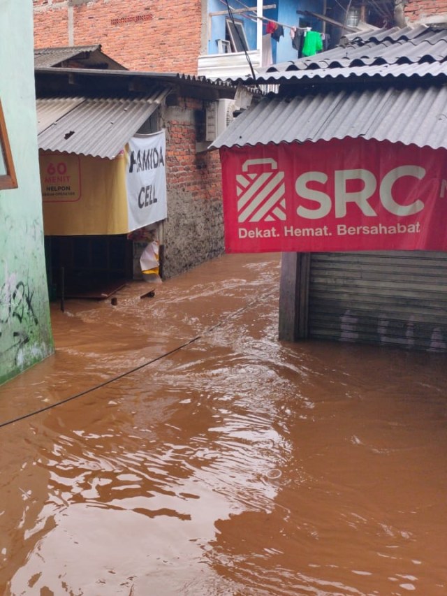 Banjir setinggi leher orang dewasa di kawasan Pintu Air Kedoya Selatan, Jakarta Barat, Rabu (1/1/2020). Foto: Abyan Faisal/kumparan