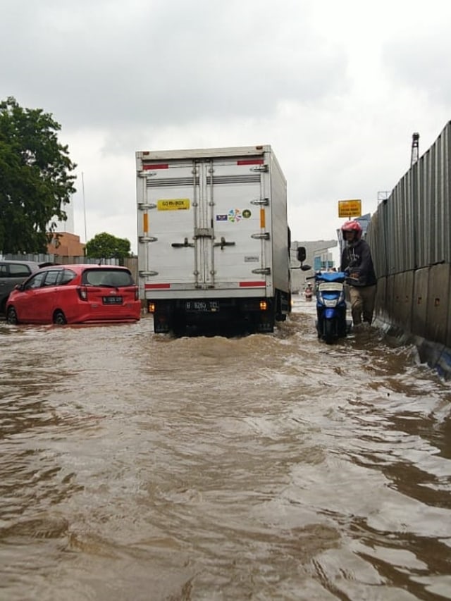 Banjir selutut orang dewasa di Jalan Boulevard Barat, Jakarta Utara, Rabu (1/1/2020). Foto: Fachrul Irwinsyah/kumparan