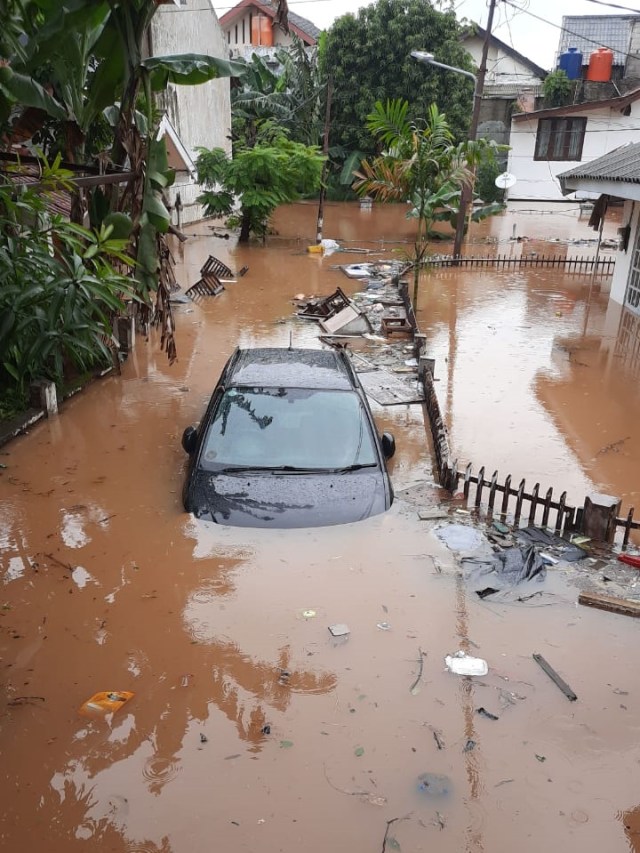 Mobil terendam di komplek IKPN Pesanggrahan, Jakarta, Rabu (1/1/2020). Foto: Dok. Dwi sapta