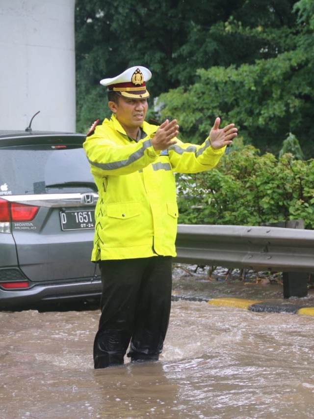 Dir Lantas Polda Metro Jaya Kombes Pol Yusuf S.I.K,M.Hum melaksanakan pengaturan lalu lintas pengendara di To Cawang arah Cikampek, Rabu (1/1/2020). Foto: Dok. Dirlantas Polda Metro Jaya