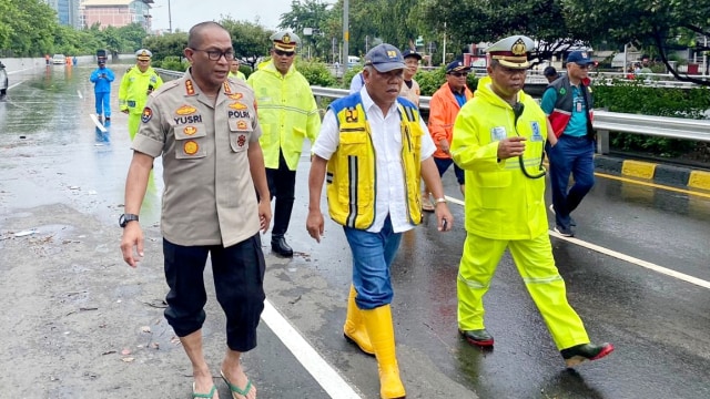 Kabid Humas Polda Metro Jaya Kombes Yusri Yunus bersama Menteri PUPR Basuki meninjau banjir, Rabu (1/1/2020). Foto: Dok. Istimewa