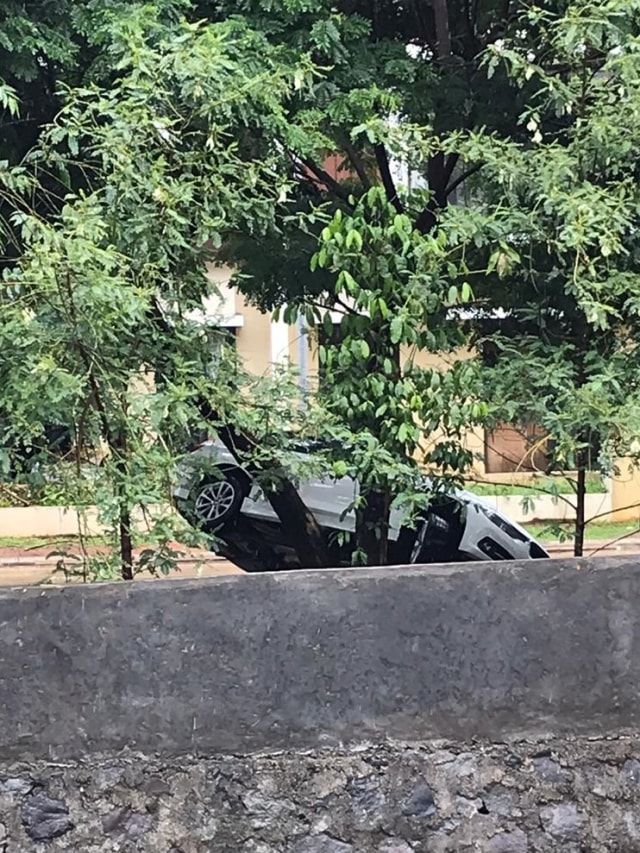 Sebuah mobil BMW tersangkut di Serpong, Tangerang Selatan, Rabu (1/1/2020).
Foto: Dok. Istimewa
