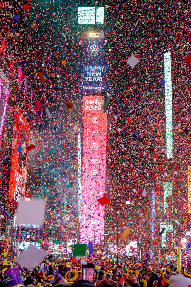 Para pengunjung merayakan Malam Tahun Baru di Times Square di Manhattan, New York City, AS. Foto: REUTERS/Jeenah Moon