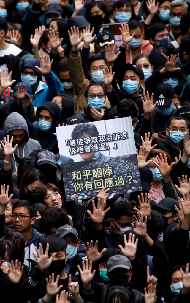 Para pengunjuk rasa anti-pemerintah menghadiri demonstrasi pada Hari Tahun Baru di Hong Kong, Cina, 1 Januari 2020. Foto: REUTERS/Navesh Chitrakar