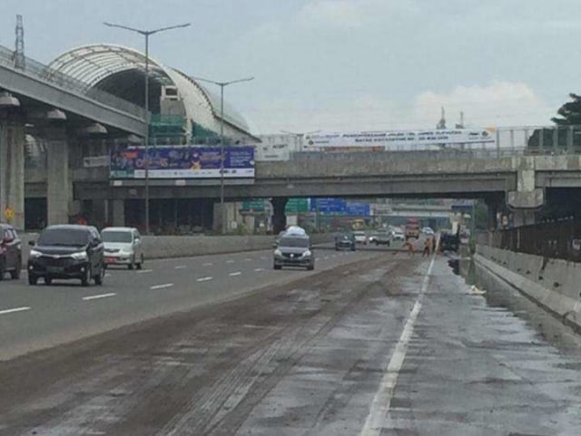 Genangan di Km 9 Jatibening Jalan Tol Jakarta-Cikampek surut, Lalu Lintas Kembali Normal. Foto: Dok. Maeli
