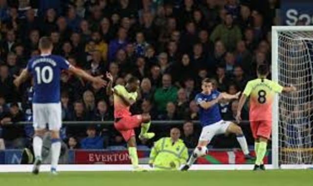 Gol Raheem Sterling ke gawang Everton. Foto: REUTERS/Jon Super