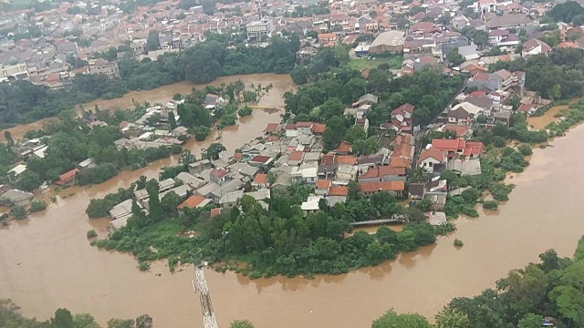 Pantauan udara banjir Jakarta di Kampung Melayu, Rabu (1/1). Foto: Adhim Mugni Mubarok/kumparan