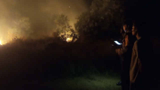 Dua Titik Lahan di Karimun Terbakar Saat Malam Tahun Baru 2020 (56632)