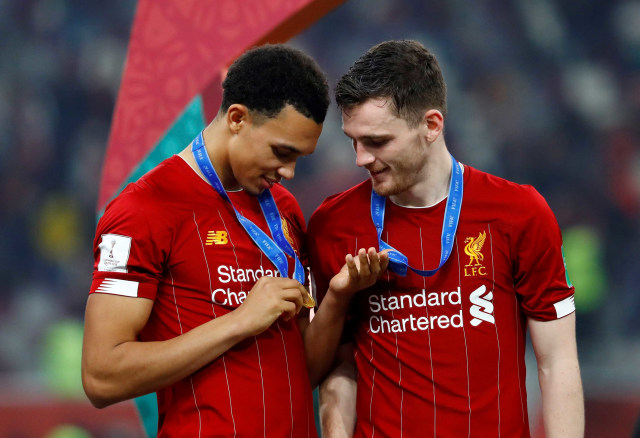 Trent Alexander-Arnold dan Andrew Robertson, bek Liverpool, berkalung medali Liga Champions. Foto: REUTERS/Corinna Kern