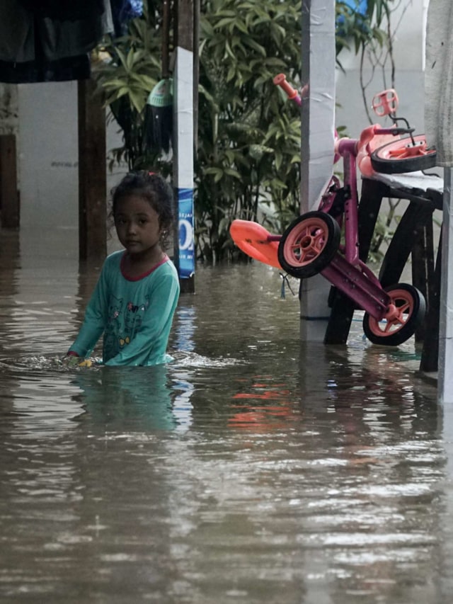 Aktivitas warga di tengah genangan air hujan di Pejaten, Kelurahan Jati Padang, Kecamatan Pasar Minggu, Jakarta Selatan, Rabu (1/1/2020). Foto: Jamal Ramadhan/kumparan