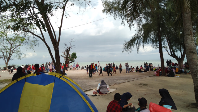 Momen Tahun Baru 2020, Objek Wisata Pantai di Karimun Padat Pengunjung (57648)