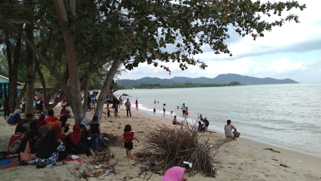 Momen Tahun Baru 2020, Objek Wisata Pantai di Karimun Padat Pengunjung (57649)