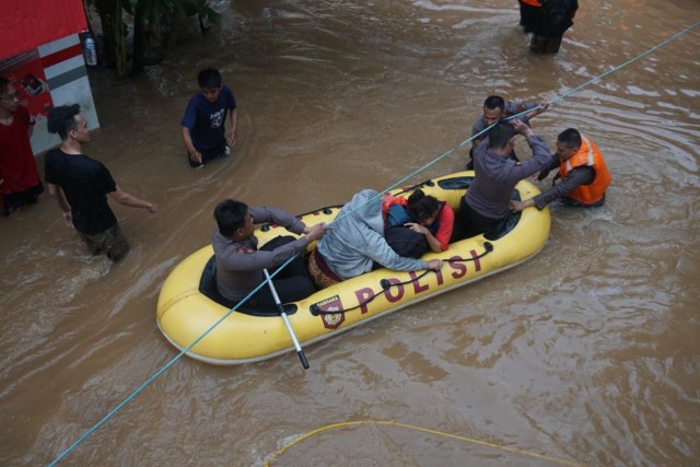 Petugas mengevakuasi warga yang terjebak banjir di Cipinang Melayu, jakarta Timur, Rabu (1/1). Foto: Irfan Adi Saputra/kumparan