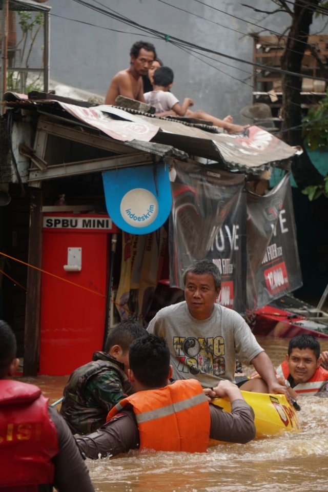 Petugas mengevakuasi warga yang terjebak banjir di Cipinang Melayu, jakarta Timur, Rabu (1/1). Foto: Irfan Adi Saputra/kumparan