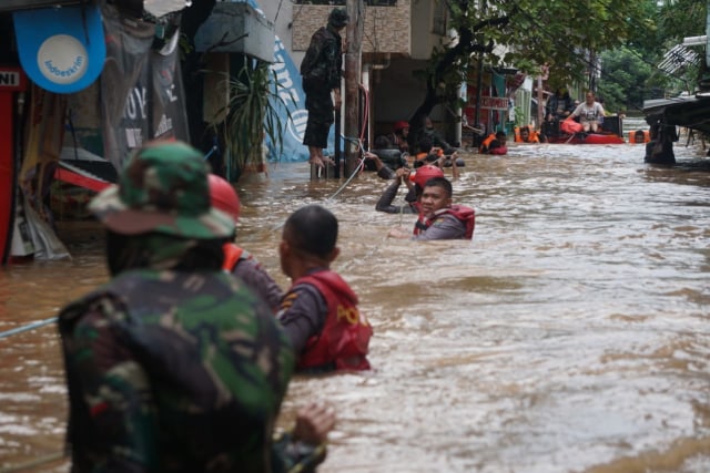 Petugas mengevakuasi warga yang terjebak banjir di Cipinang Melayu, jakarta Timur, Rabu (1/1). Foto: Irfan Adi Saputra/kumparan