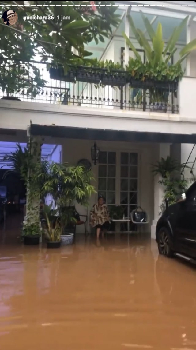 Ibunda Yuni Shara saat akan dievakuasi dari banjir. Foto: Instagram Story @yunishara36.