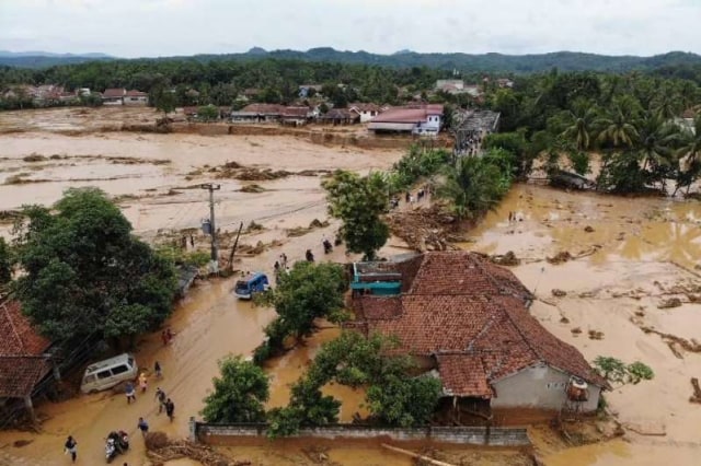 Banjir melanda permukiman di Kecamatan Cipanas Kabupaten Lebak,Banten, Selasa (31/12). Foto: ANTARA/Dokumen