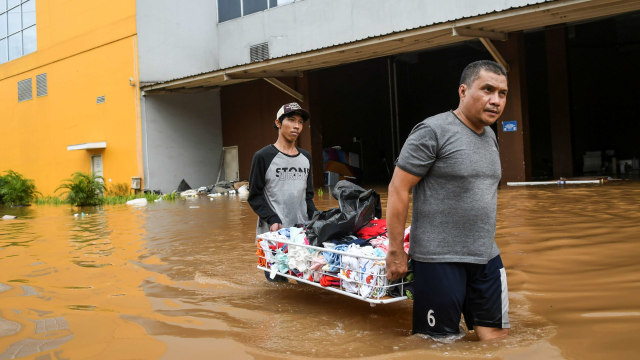 Pedagang mengevakuasi barang dagangannya yang terendam banjir di Mal Cipinang Indah, Jakarta Timur, Rabu (1/1). Foto: ANTARA FOTO/Galih Pradipta