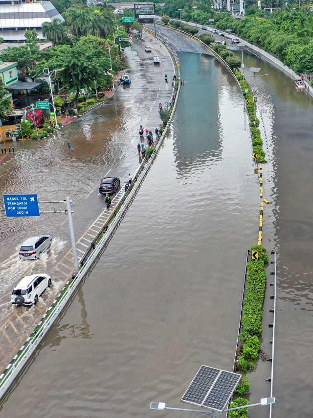 Kendaraan melewati banjir di kawasan Jalan S. Parman, Jakarta Barat, Rabu (1/1). Foto: ANTARA FOTO/Muhammad Adimaja