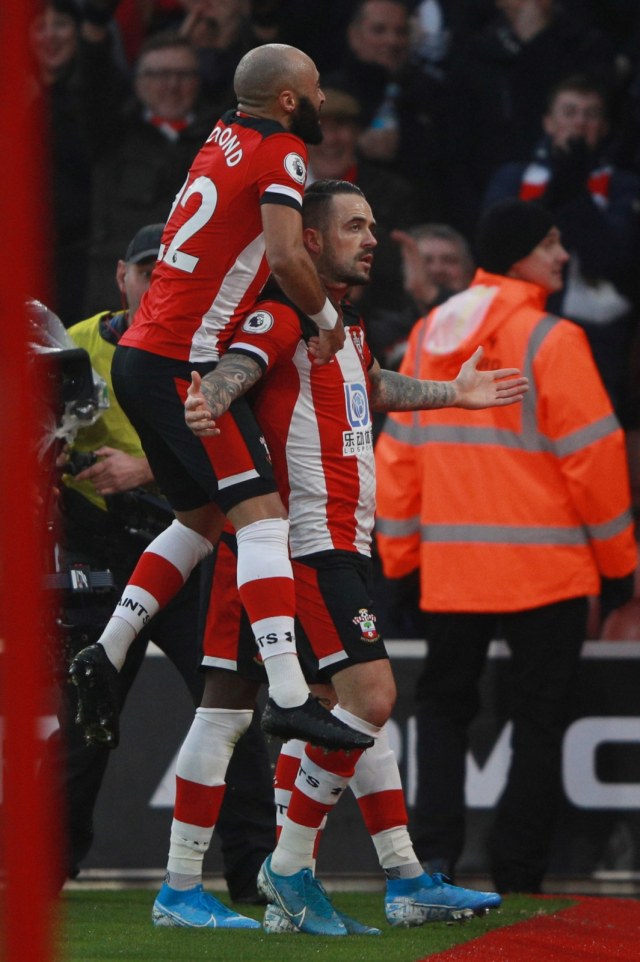 Danny Ings merayakan gol bersama Nathan Redmond. Foto: Reuters/Ian Walton