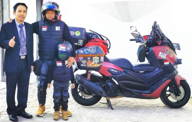 Lilik Gunawan bersama Balda bersama sang buah hati sampai di Riyadh setelah 8 bulan melakukan perjalanan mengendarai sepeda motor. Foto: Instagram @jejakpalmarjambi