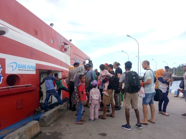 Tampak para wisatawan yang berkunjung ke Raja Ampat menggunakan kapal express dari Sorong, foto : Aditya Nugroho