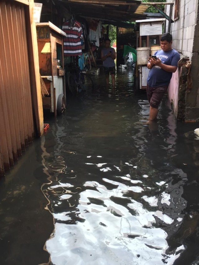 Kondisi pemukiman warga di Kelurahan Kuningan Barat yang masih terendam banjir, Kamis pagi (2/1). Foto: Muhammad Darisman/kumparan