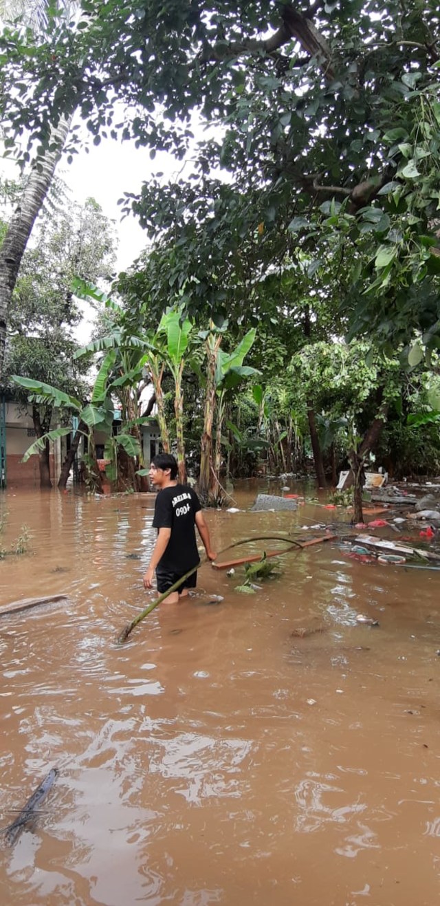 Kondisi di Cipinang, Melayu, Jakarta Timur, Selasa (2/12) yang masih terendam banjir sekitar 1 meter. Foto: Ulfa Rahayu/kumparan