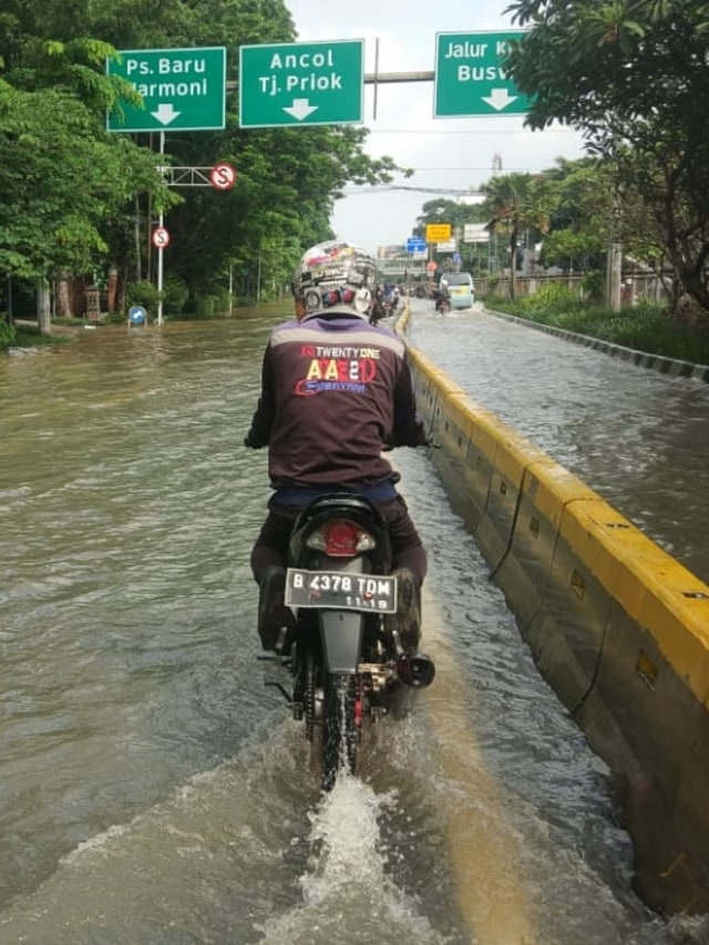 Genangan banjir di kawasan Jalan Pasar Baru. Foto: Adhim Mugni Mubaroq/kumparan